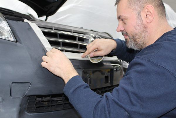 Autospuiter afplakken van grille