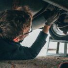 monteur onder auto aan het werk