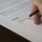 Fase C contract ondertekend met een zwarte pent en een goude punt