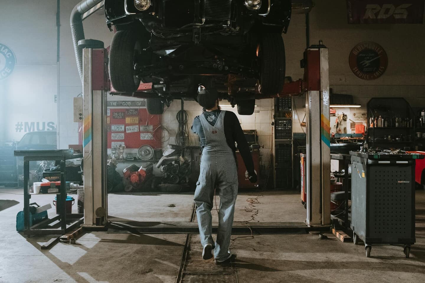 Uitzendkracht werkt aan een auto in garage