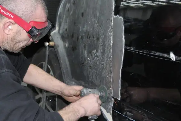 Plaatwerk schuren auto
