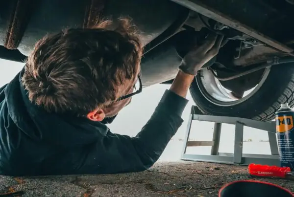 monteur onder auto aan het werk