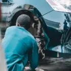 Uitzendkracht monteert ee autoband